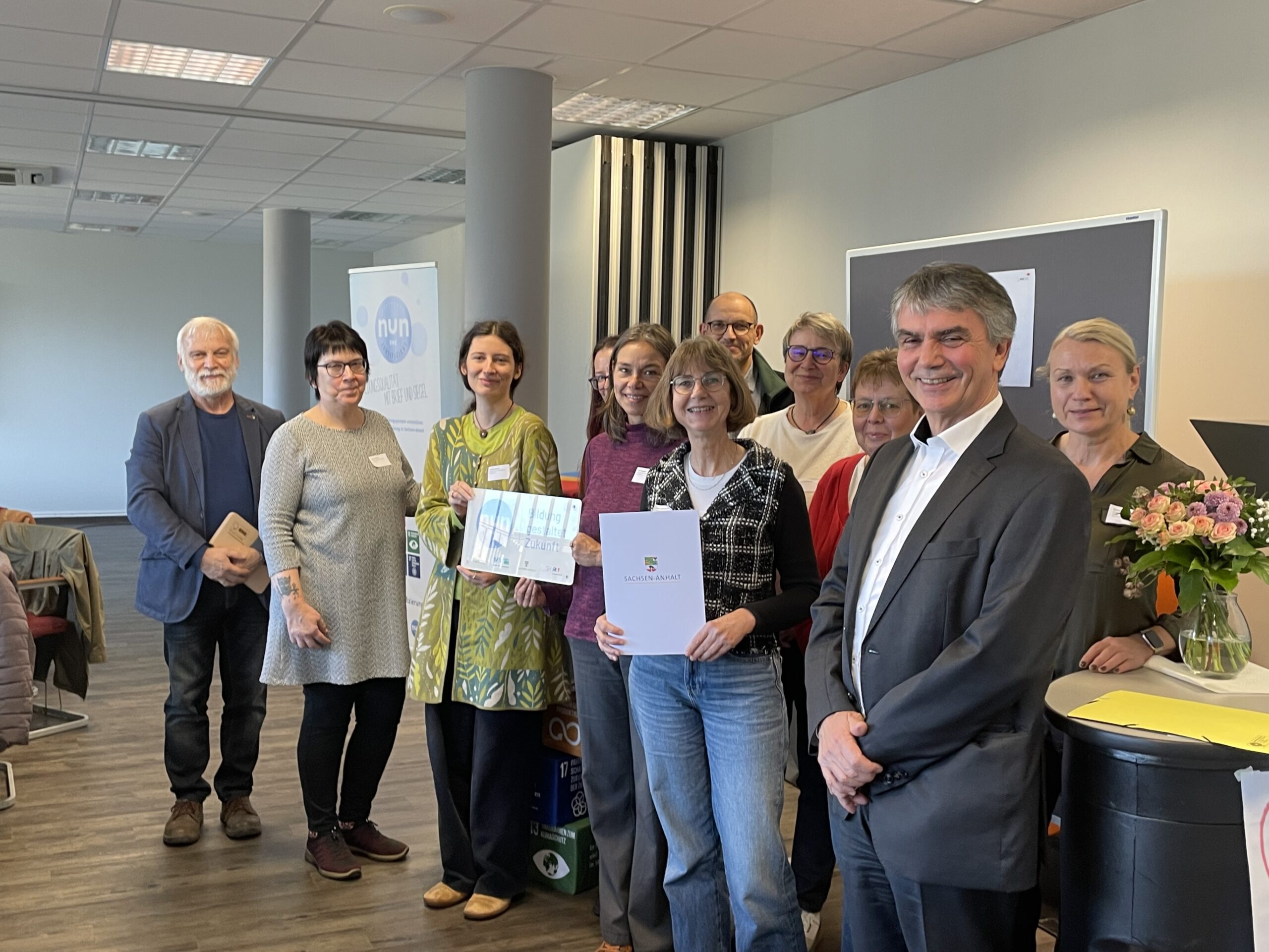 Urkundeübergabe der nun-Zertifizierung mit Reihe v.l.n.r.: Stefan Heinzel (Landeszentrum Wald, nun-Zertifizierungskommission), Uta Neuhäuser (ZÖNU-Zentrum für Ökologie, Natur- und Umweltschutz, nun-Zertifizierungskommission), Susanne Grießbach (Haus am See - Informationszentrum für Umwelt und Naturschutz Schlaitz, nun-Zertifizierungskommission), Christine Gürke (Ministerium für Wissenschaft, Energie, Klimaschutz und Umwelt, nun-Zertifizierungskommission) Bildrechte: Susanne Schönewald