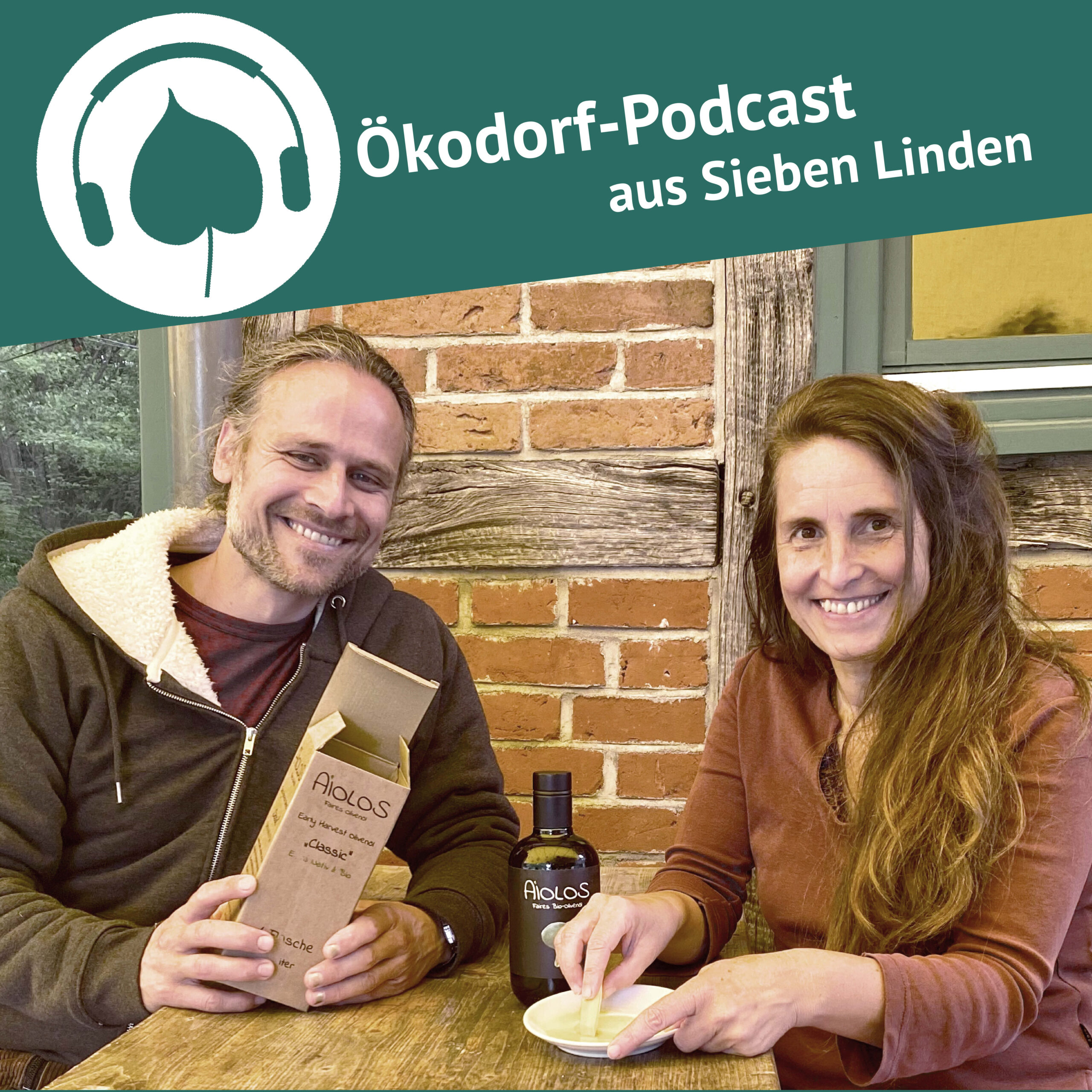 Max und Simone sitzen am Tisch und kosten Max' Olivenöl.