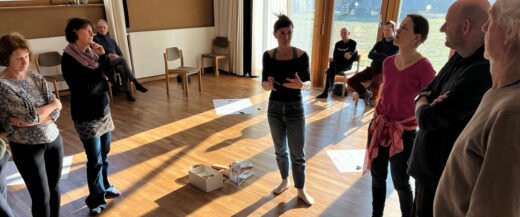 Sophie und Teilnehmerinnen der Impulstage stehen im Kreis