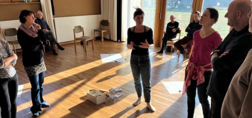 Sophie und Teilnehmerinnen der Impulstage stehen im Kreis