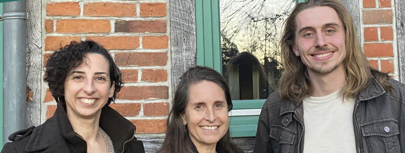 Podcast-Cover: Simone mit Jñana und Chris