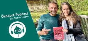 News-Artikel Cover: Simone und Tobi Rosswog zeigen auf ein Buch mit dem Titel "Nehmen wir das Leben wieder selbst in die Hand" an dem Tobi mitgewirkt hat.