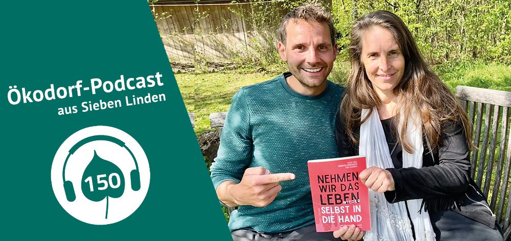 News-Artikel Cover: Simone und Tobi Rosswog zeigen auf ein Buch mit dem Titel "Nehmen wir das Leben wieder selbst in die Hand" an dem Tobi mitgewirkt hat.