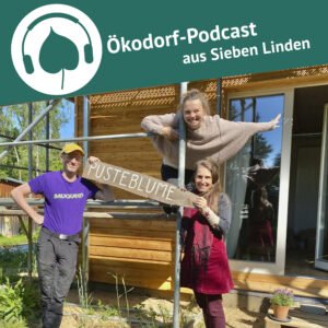 Podcast-Cover: Simone mit Michael Würfel und Gloria Kison vor dem neuen Haus "Pusteblume".