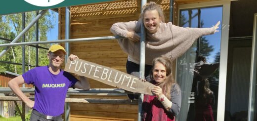 Podcast-Cover: Simone mit Michael Würfel und Gloria Kison vor dem neuen Haus "Pusteblume".