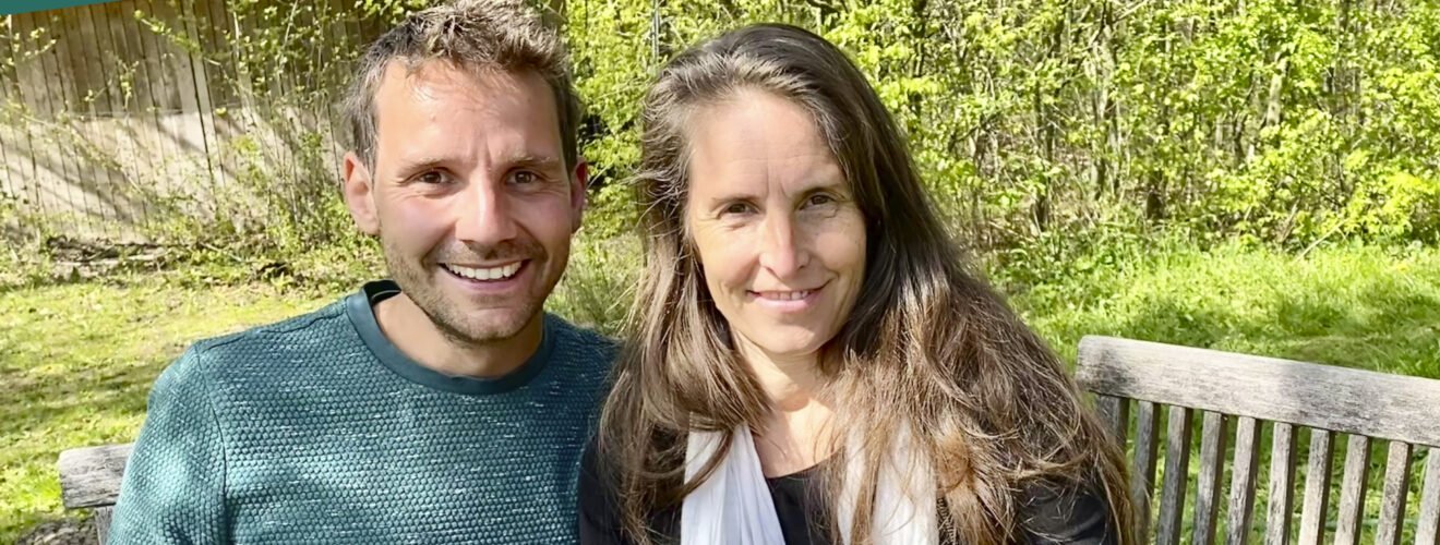 Podcast Cover: Simone und Tobi Rosswog zeigen auf ein Buch mit dem Titel "Nehmen wir das Leben wieder selbst in die Hand" an dem Tobi mitgewirkt hat.