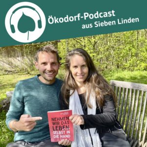 Podcast Cover: Simone und Tobi Rosswog zeigen auf ein Buch mit dem Titel "Nehmen wir das Leben wieder selbst in die Hand" an dem Tobi mitgewirkt hat.