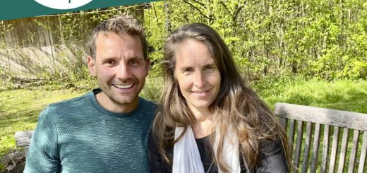 Podcast Cover: Simone und Tobi Rosswog zeigen auf ein Buch mit dem Titel "Nehmen wir das Leben wieder selbst in die Hand" an dem Tobi mitgewirkt hat.