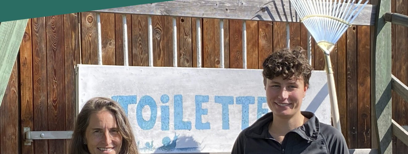 Podcast-Cover: Simone steht mit Annika vor dem Aßentoiletten-Bauwagen