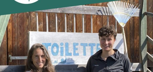 Podcast-Cover: Simone steht mit Annika vor dem Aßentoiletten-Bauwagen