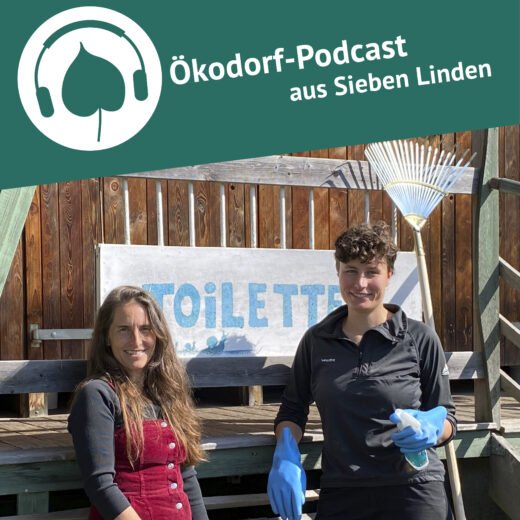 Podcast-Cover: Simone steht mit Annika vor dem Aßentoiletten-Bauwagen