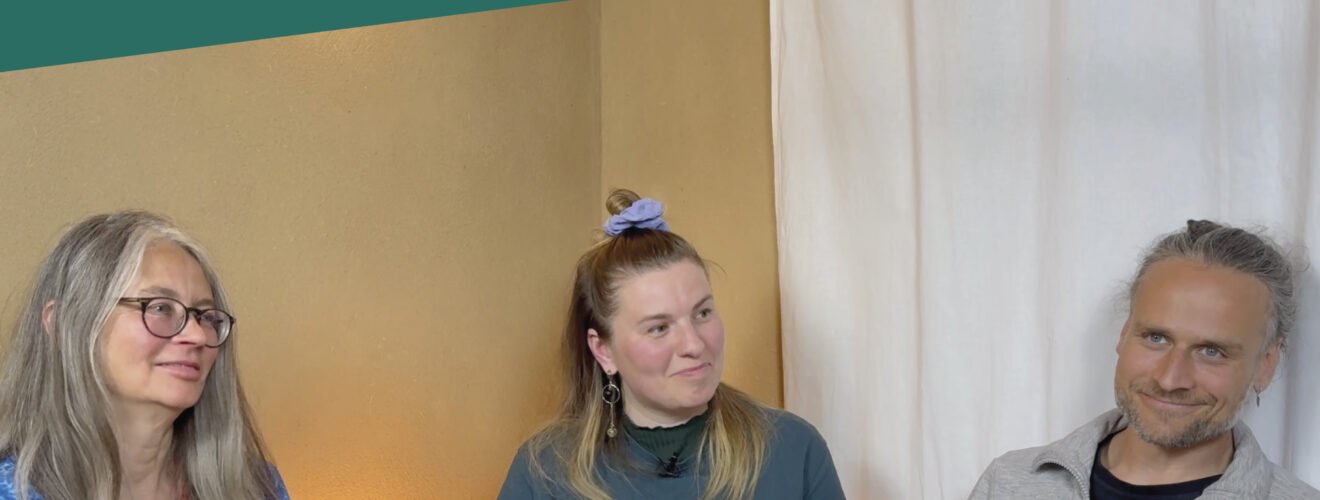 Podcast-Cover: Annette, Katharina und Max zusammen am Tisch im Gespräch