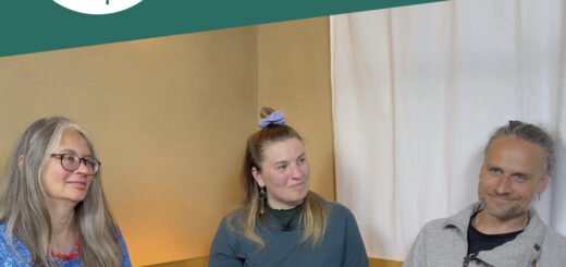 Podcast-Cover: Annette, Katharina und Max zusammen am Tisch im Gespräch