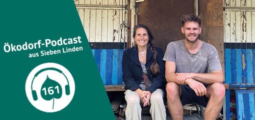 News-Cover: Simone und Jannes sitzen vor seinem Bauwagen
