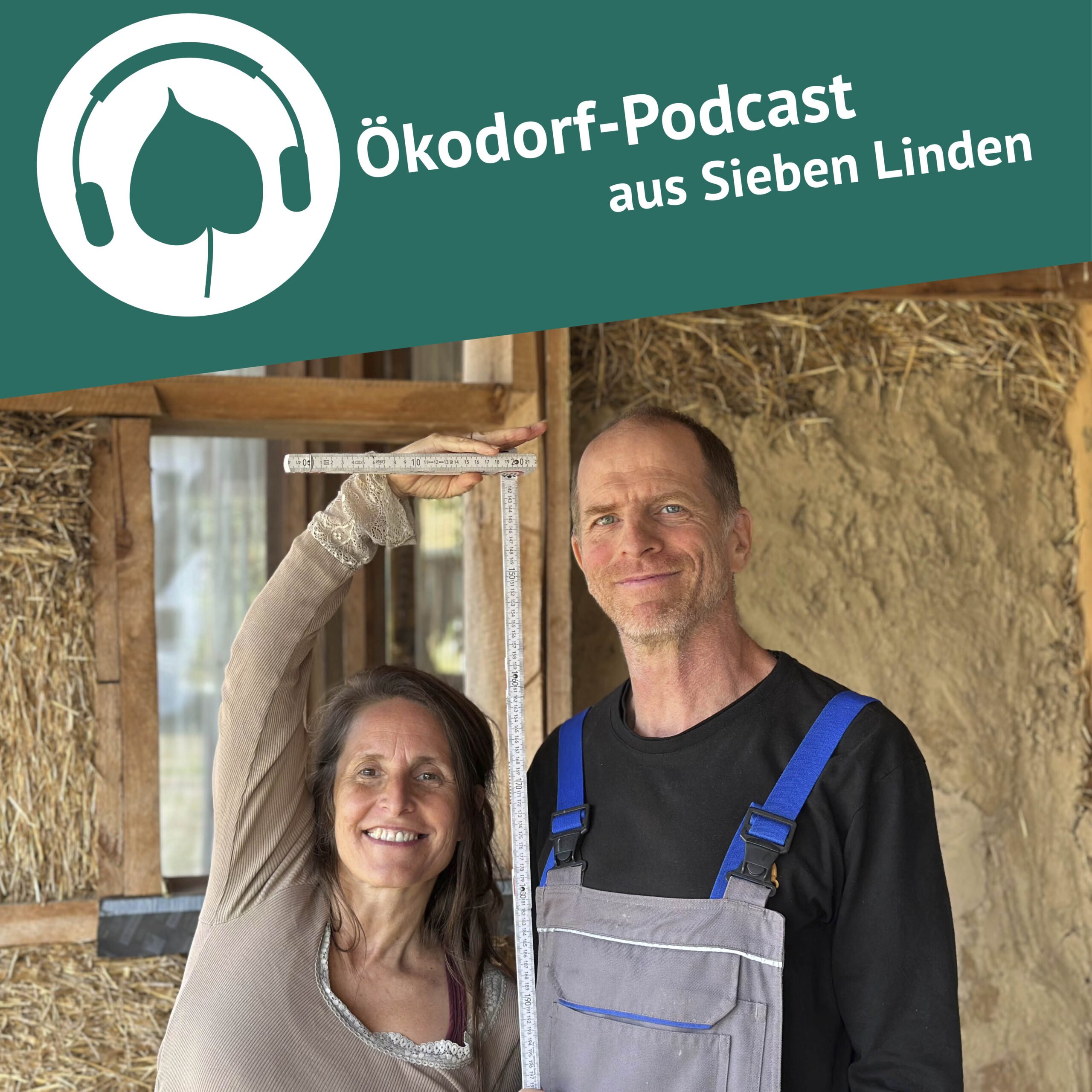Podcast-Cover: Simone und Micha posieren vor Strohbalenn. Simone vermisst dabei Micha mit einem Zollstock.