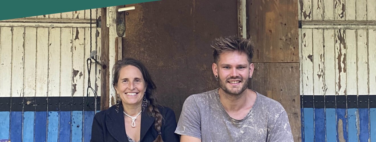 Podcast-Cover: Simone und Jannes sitzen vor seinem Bauwagen