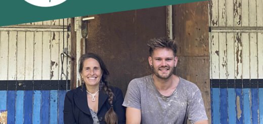 Podcast-Cover: Simone und Jannes sitzen vor seinem Bauwagen