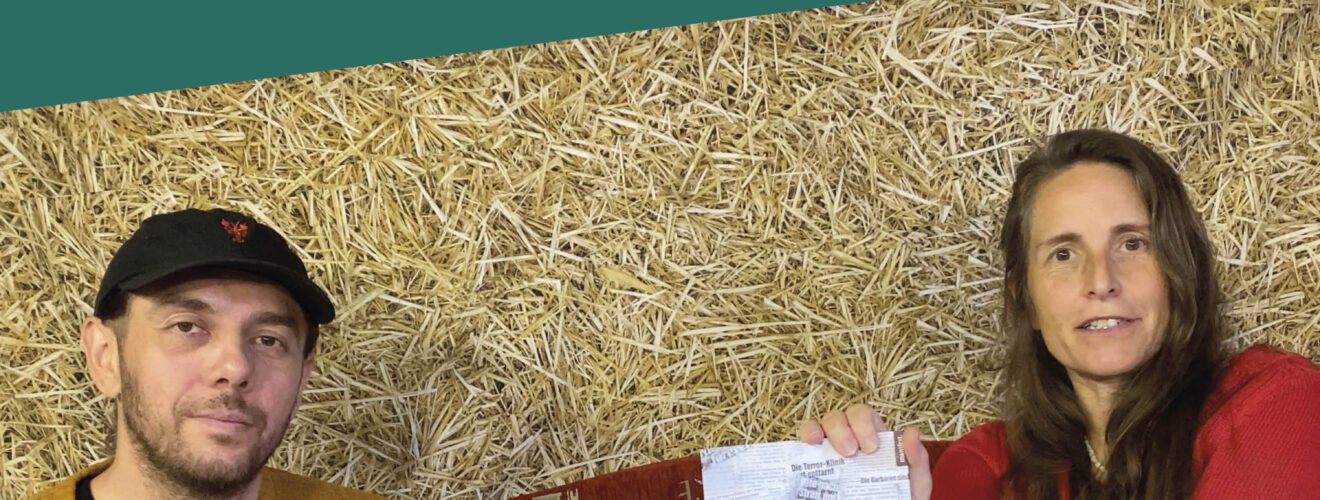 Podcast-Cover: Fabian Goldmann und Simone Britsch sitzen vor Strohballen